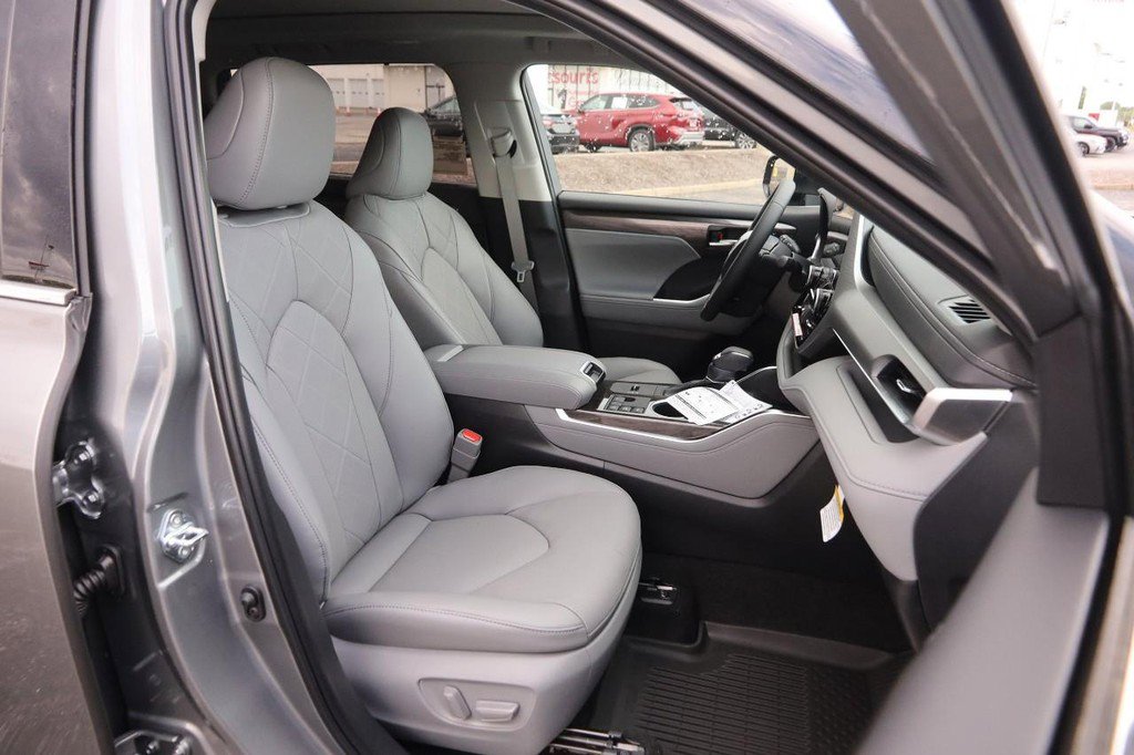 New 2026 Toyota Highlander Platinum AWD/4WD image 30