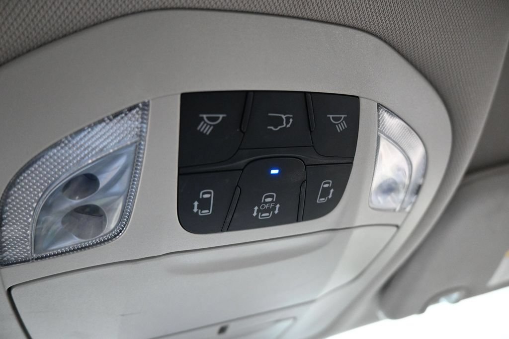 Used 2023 Chrysler Pacifica Touring-L FWD image 28