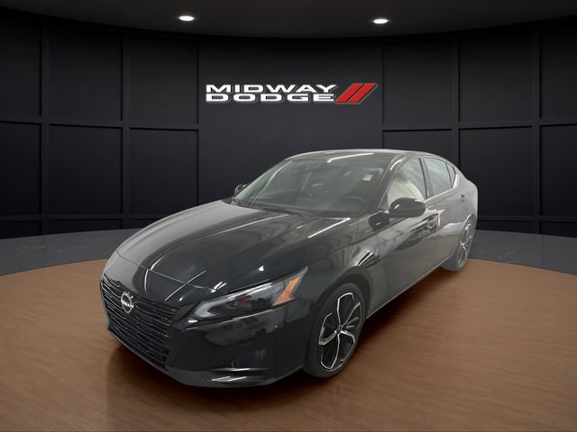 Used 2024 Nissan Altima 2.5 SR FWD image 2