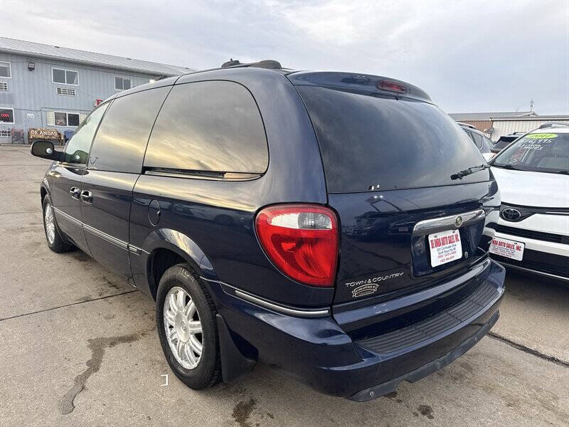 Used 2005 Chrysler Town & Country Touring w/ Luxury Group FWD image 5