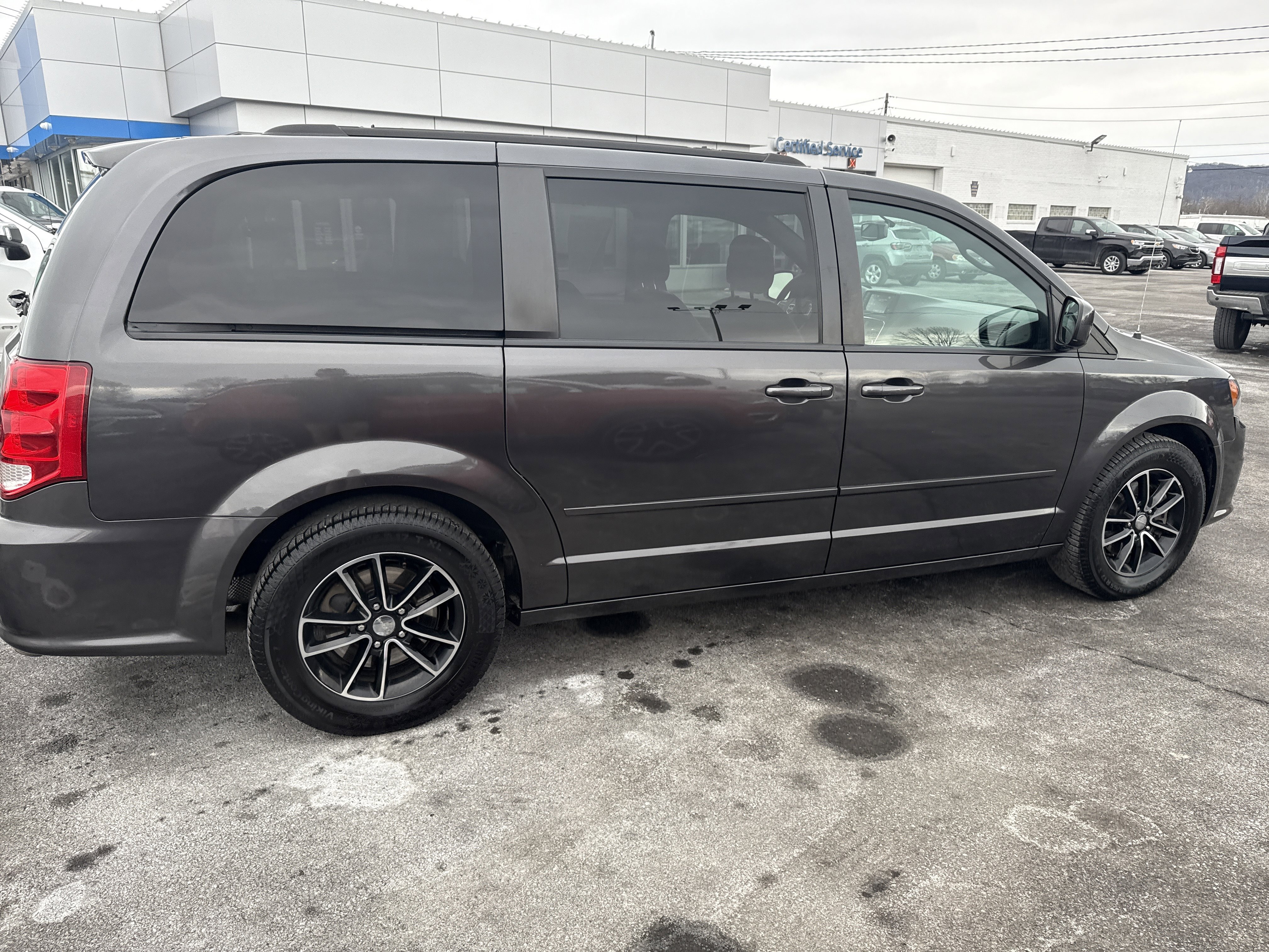 Used 2017 Dodge Grand Caravan GT image 2