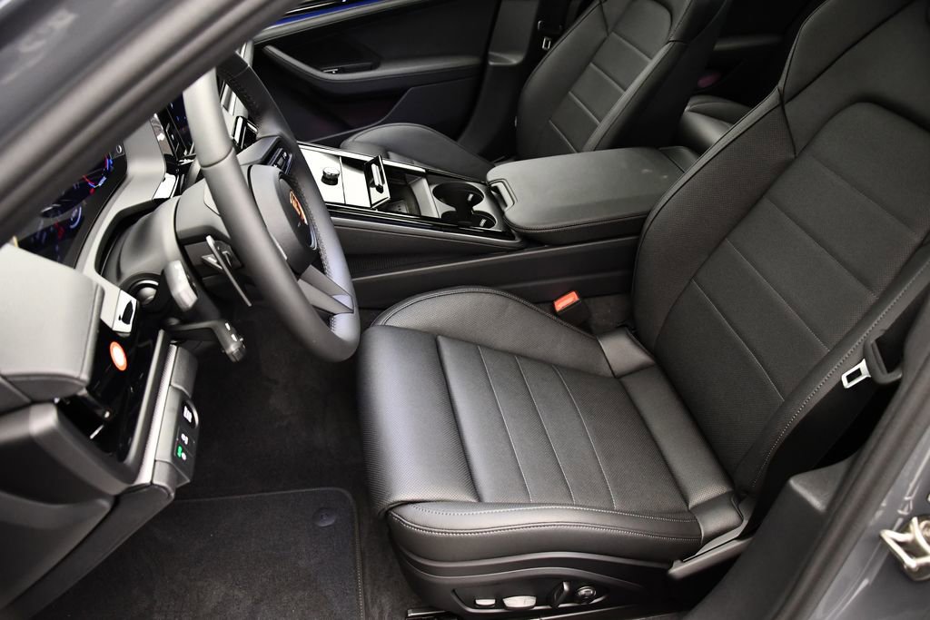 Used 2025 Porsche Panamera image 40