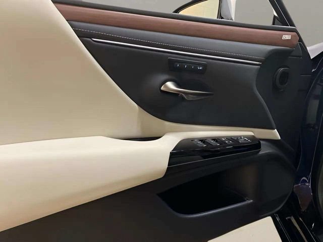 Used 2025 Lexus ES 350 w/ Premium Package FWD image 16