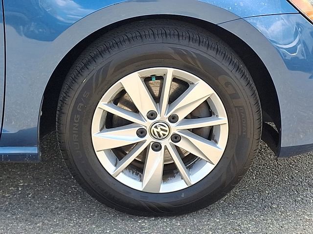 Used 2017 Volkswagen Golf S image 29