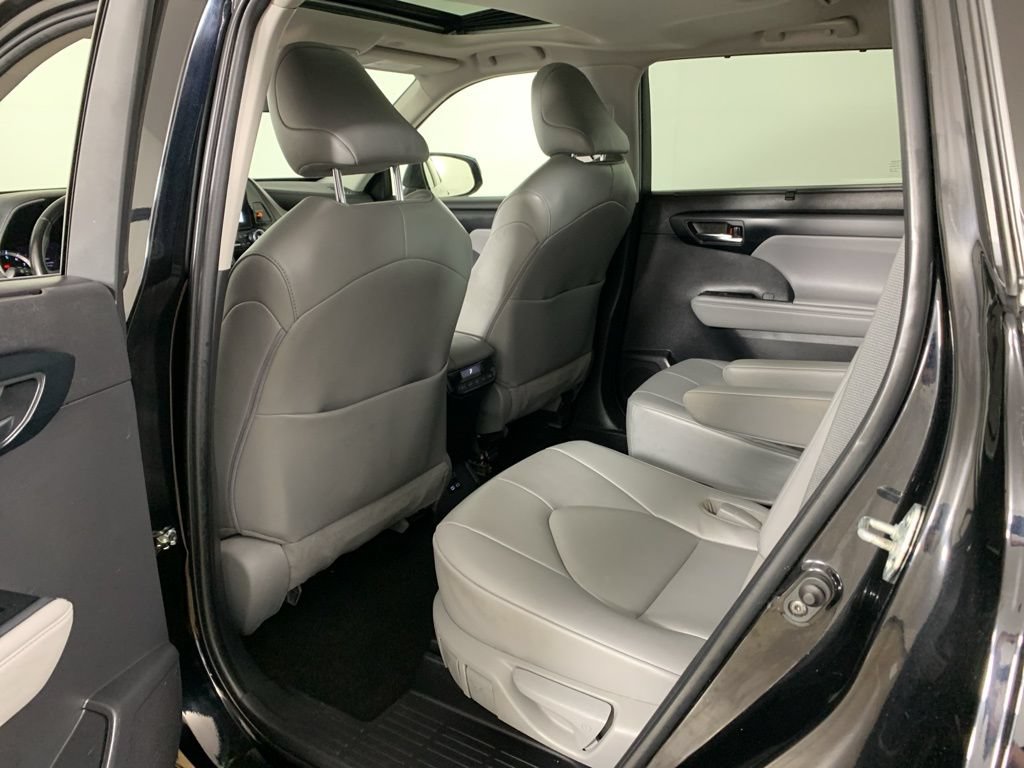 Used 2023 Toyota Highlander XLE AWD/4WD image 36
