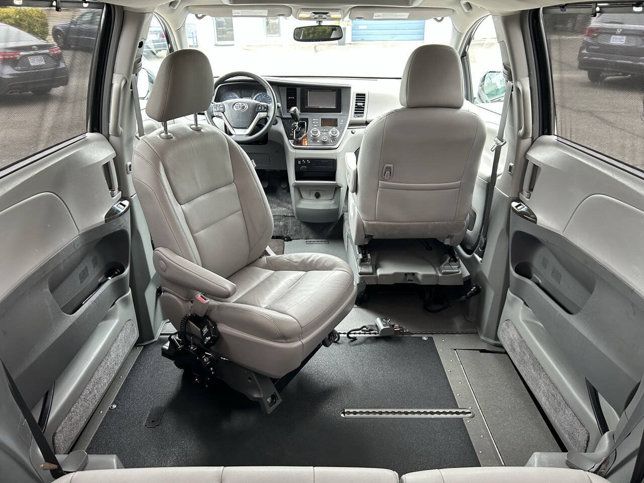 Used 2017 Toyota Sienna XLE FWD image 2