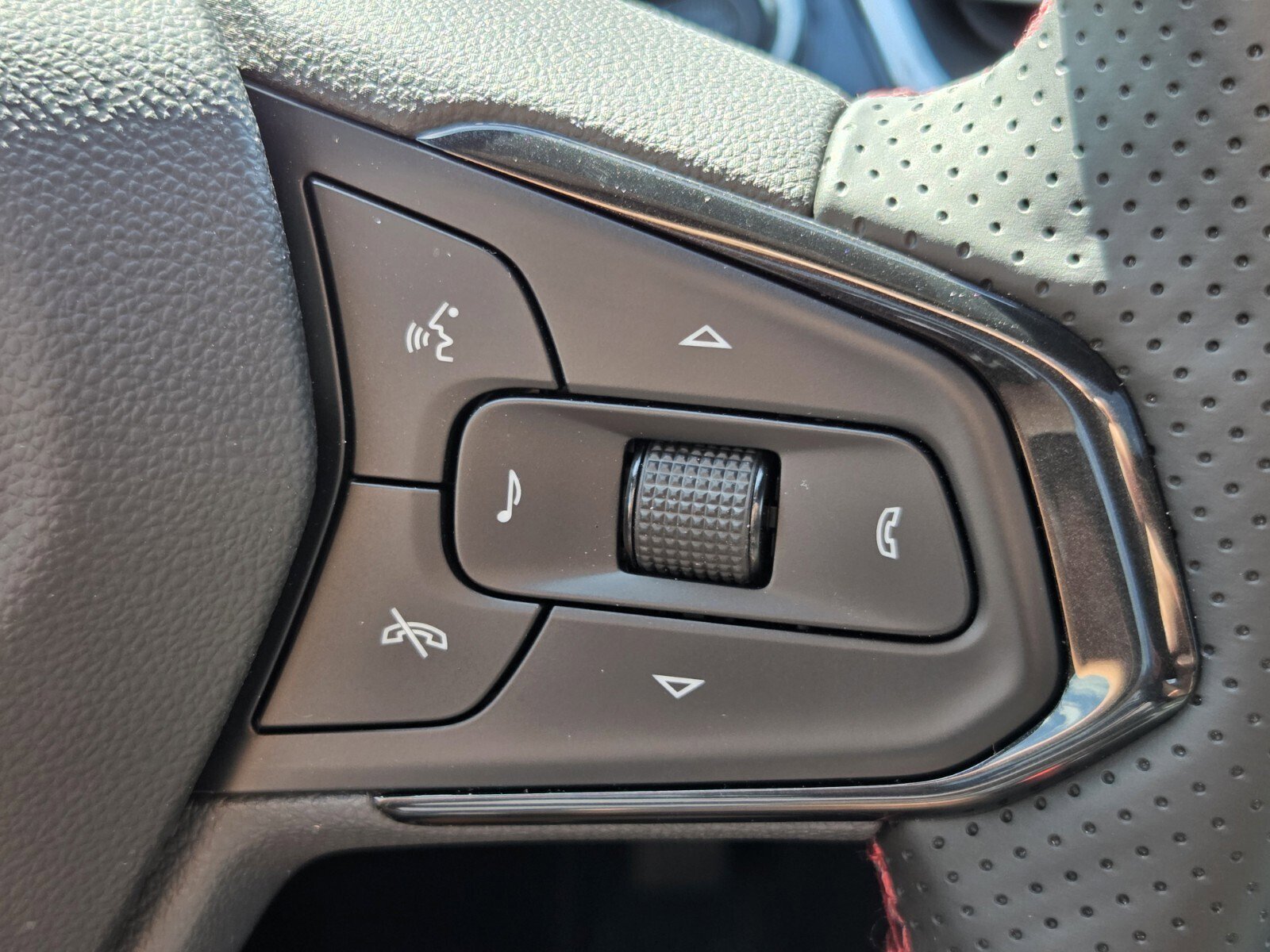 New 2026 Chevrolet Trax RS w/ Sunroof Package image 16