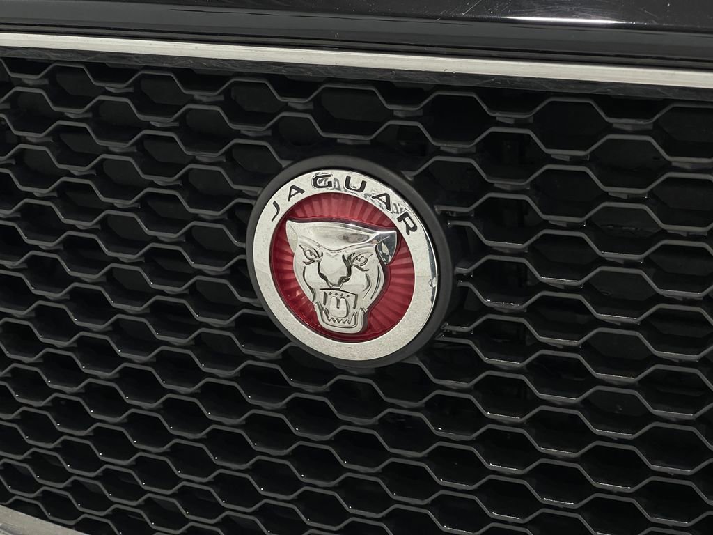 Used 2020 Jaguar F-PACE Premium image 40