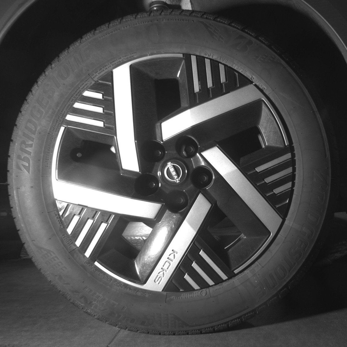 Used 2025 Nissan Kicks SV image 15