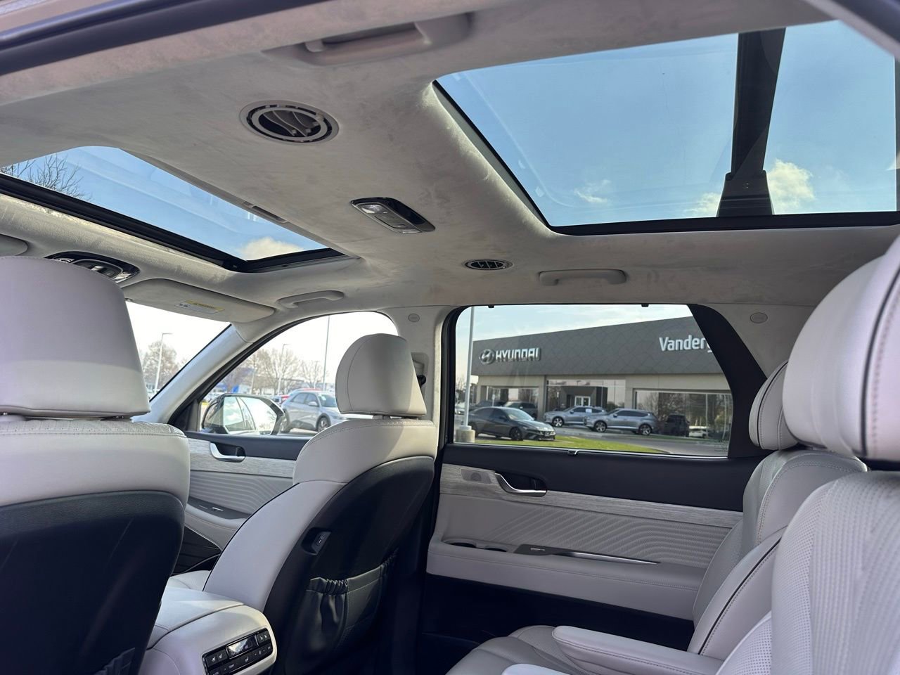 Used 2024 Hyundai Palisade Calligraphy image 22