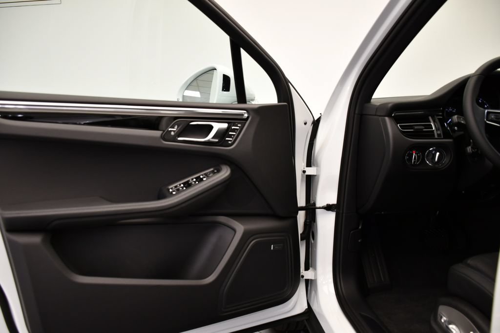 Certified 2026 Porsche Macan AWD/4WD image 34
