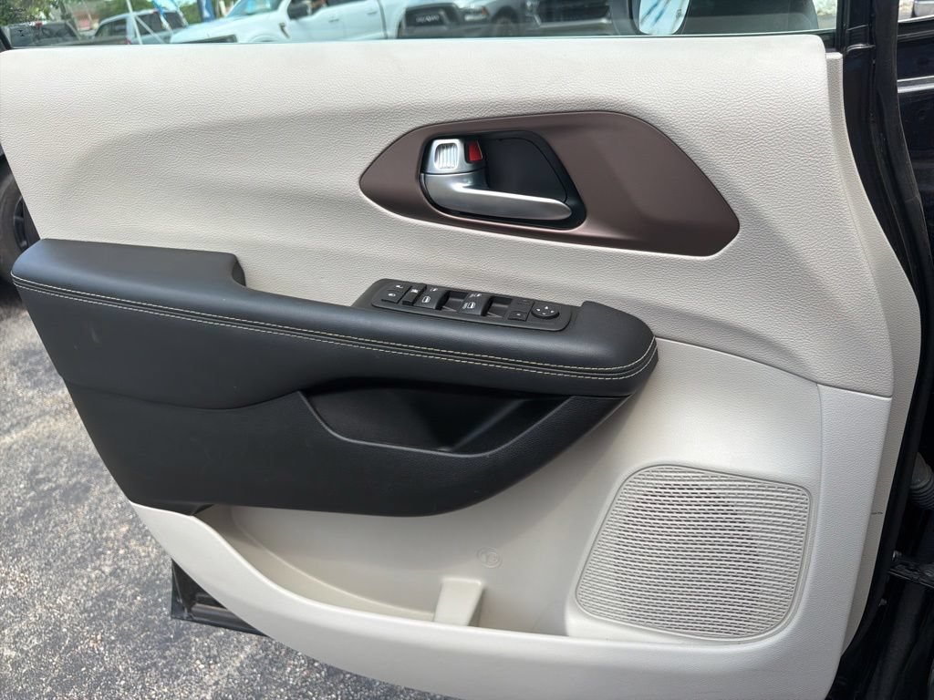 Used 2023 Chrysler Voyager LX FWD image 31