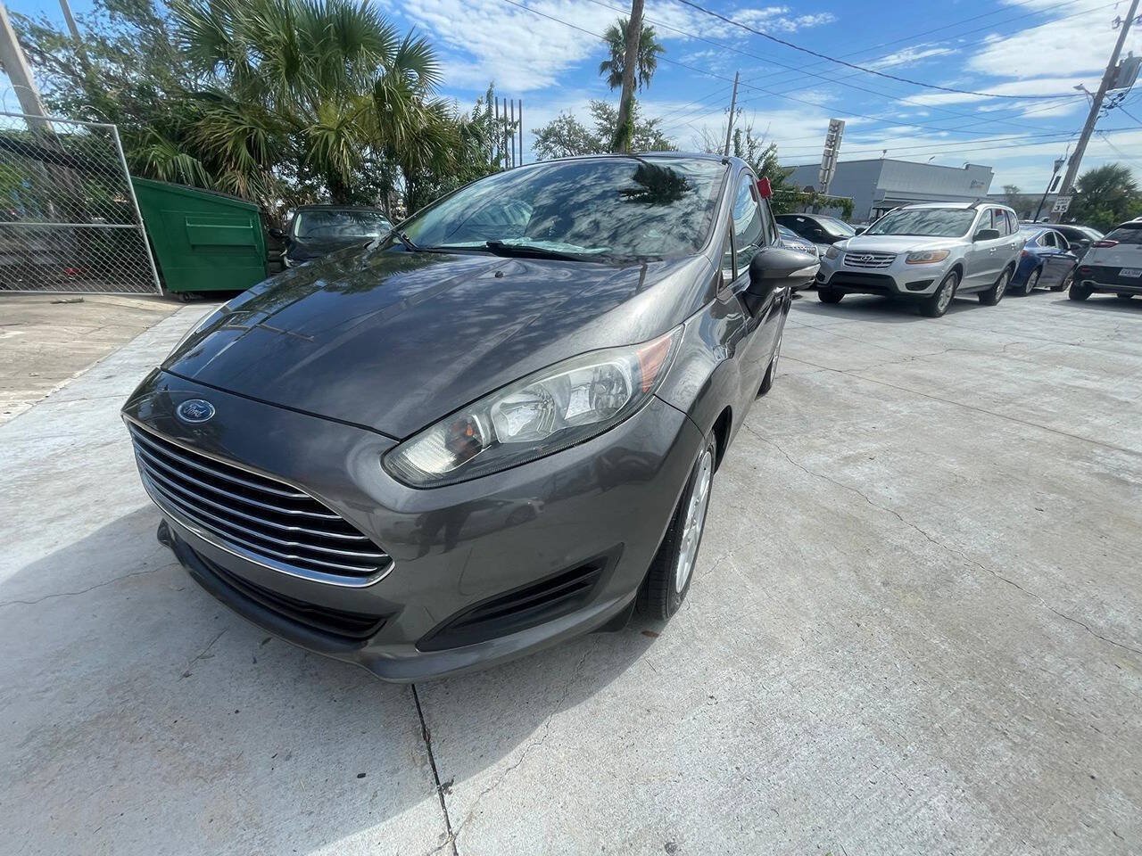 Used 2016 Ford Fiesta SE FWD image 2
