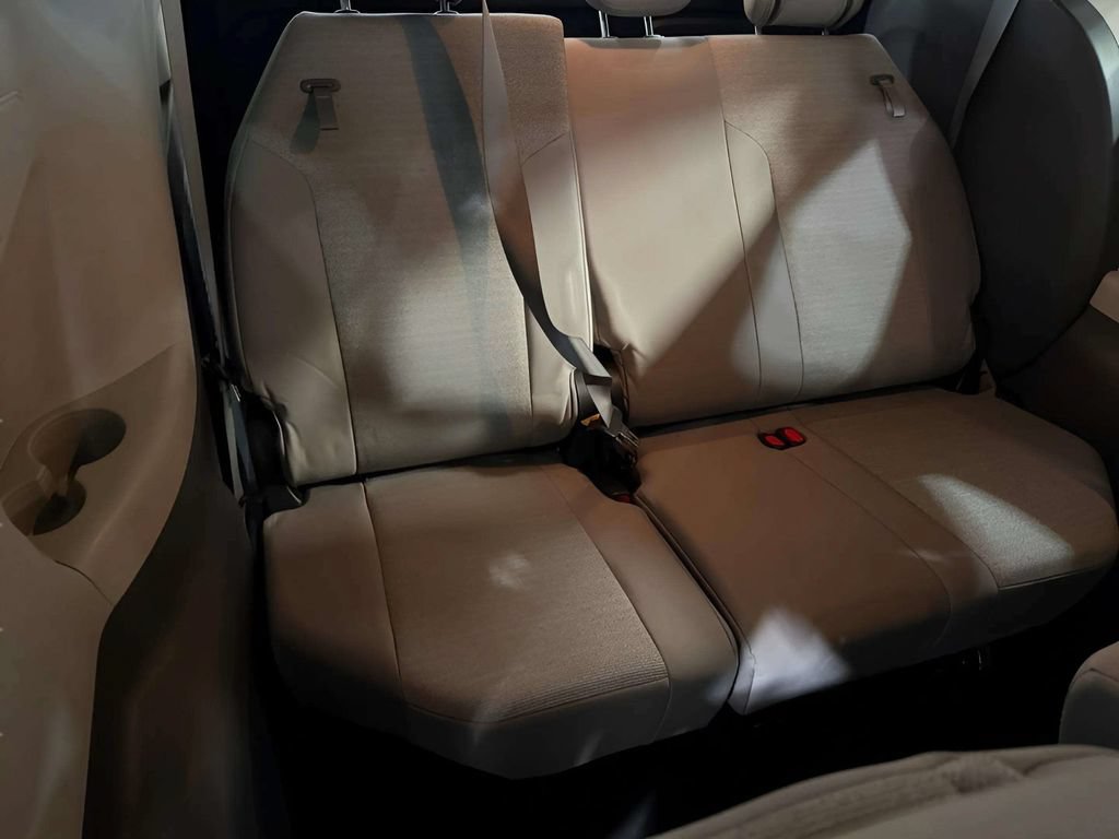 Used 2024 Toyota Sienna LE AWD/4WD image 18