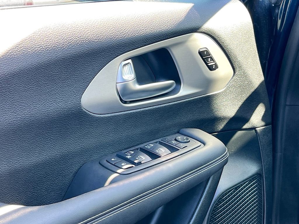 Certified 2024 Chrysler Pacifica Premium image 18