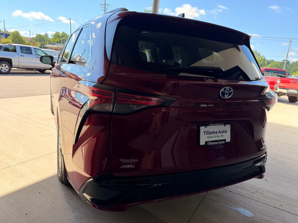 Used 2022 Toyota Sienna XSE w/ XSE Plus Package AWD/4WD image 5