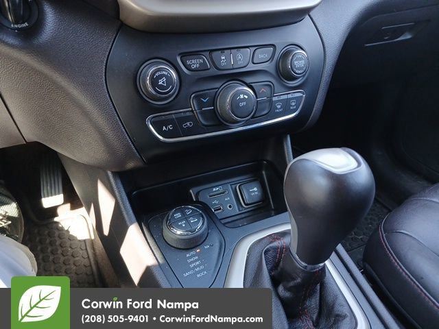 Used 2015 Jeep Cherokee Trailhawk AWD/4WD image 10