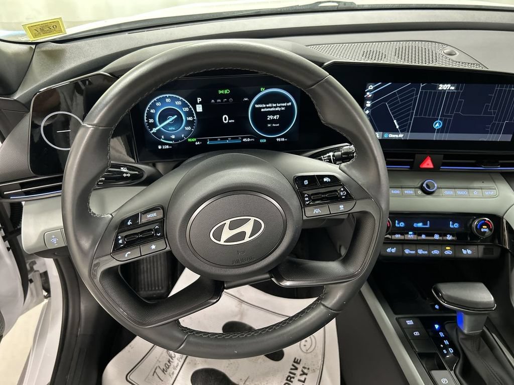 Used 2025 Hyundai Elantra Limited FWD image 4