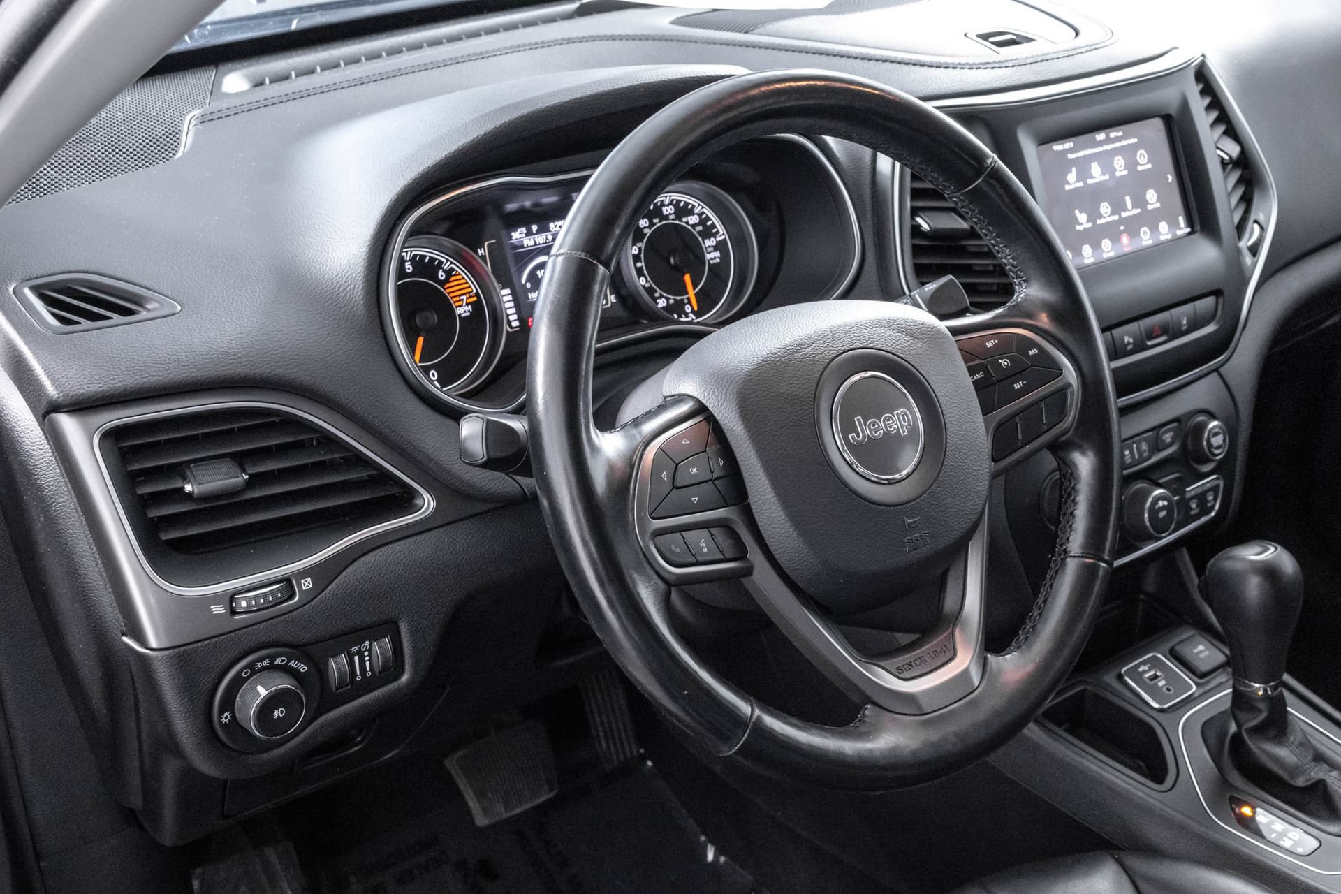 Used 2021 Jeep Cherokee Latitude Plus FWD image 32