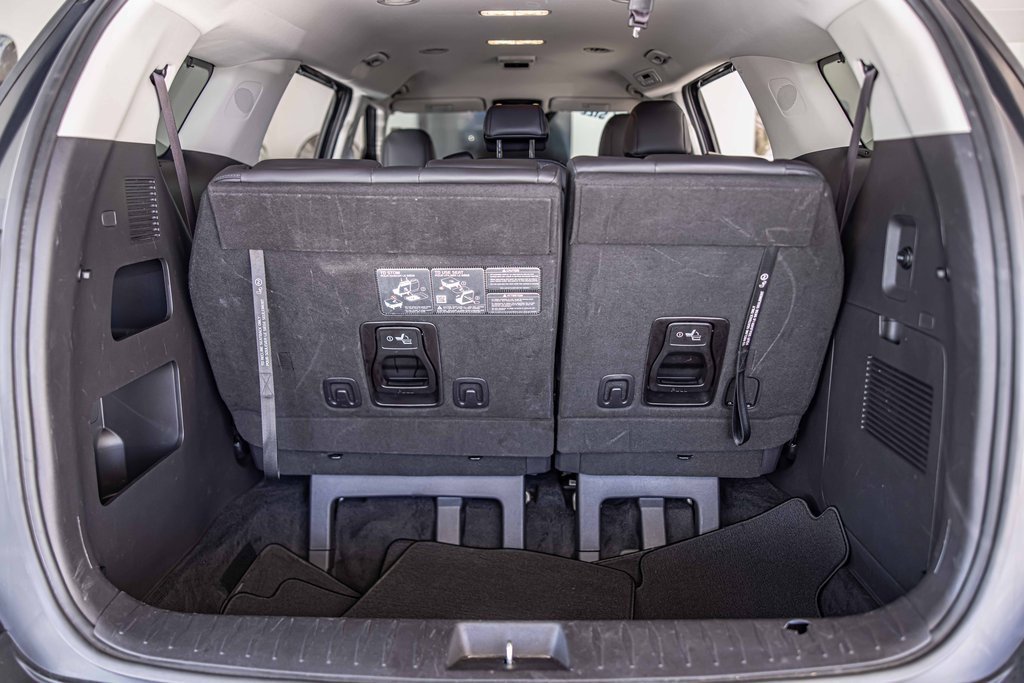 Used 2025 Kia Carnival EX image 16