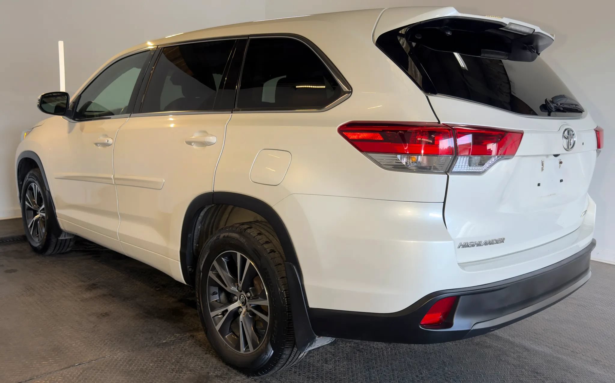 Used 2017 Toyota Highlander LE AWD/4WD image 5