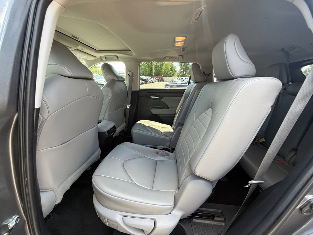 Used 2023 Toyota Highlander XLE AWD/4WD image 25