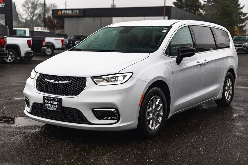 Used 2024 Chrysler Pacifica Touring-L image 4