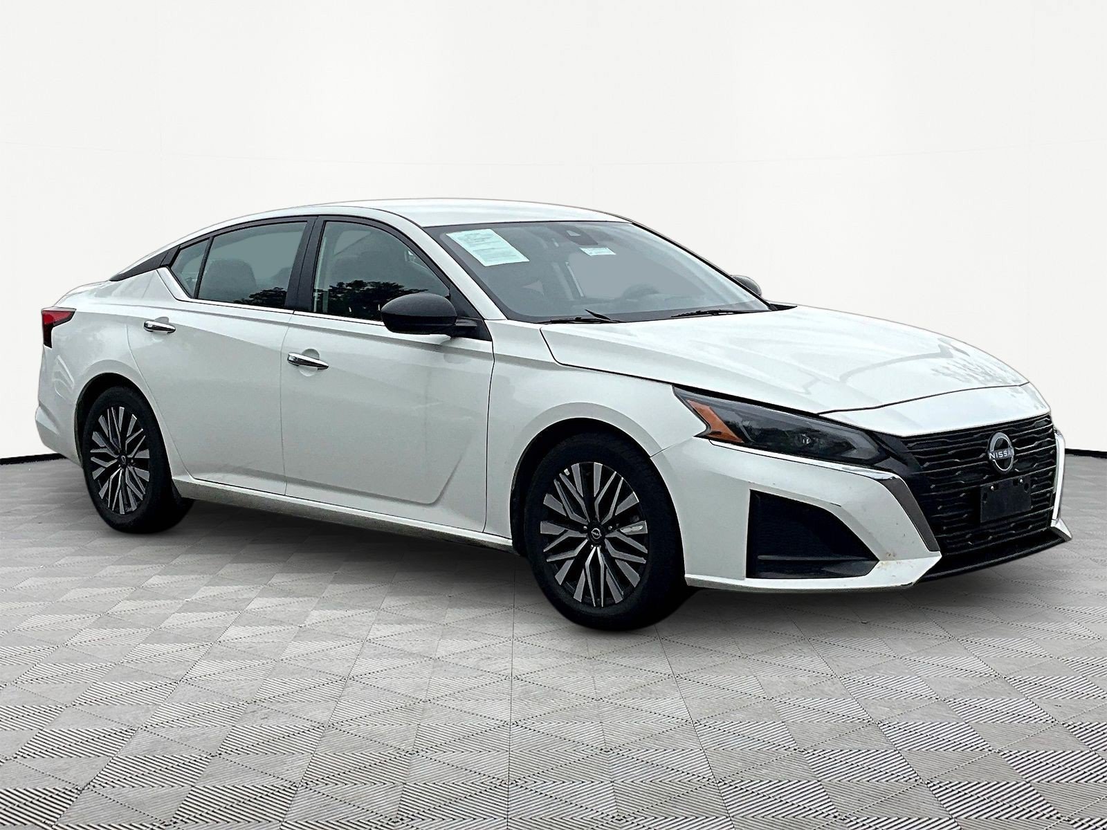 Used 2025 Nissan Altima 2.5 SV FWD image 3