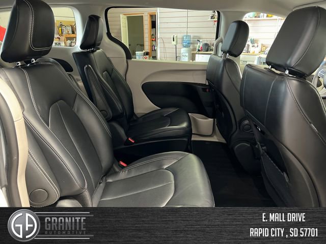 Used 2024 Chrysler Pacifica Select image 33