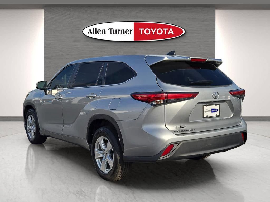 Used 2023 Toyota Highlander L FWD image 8