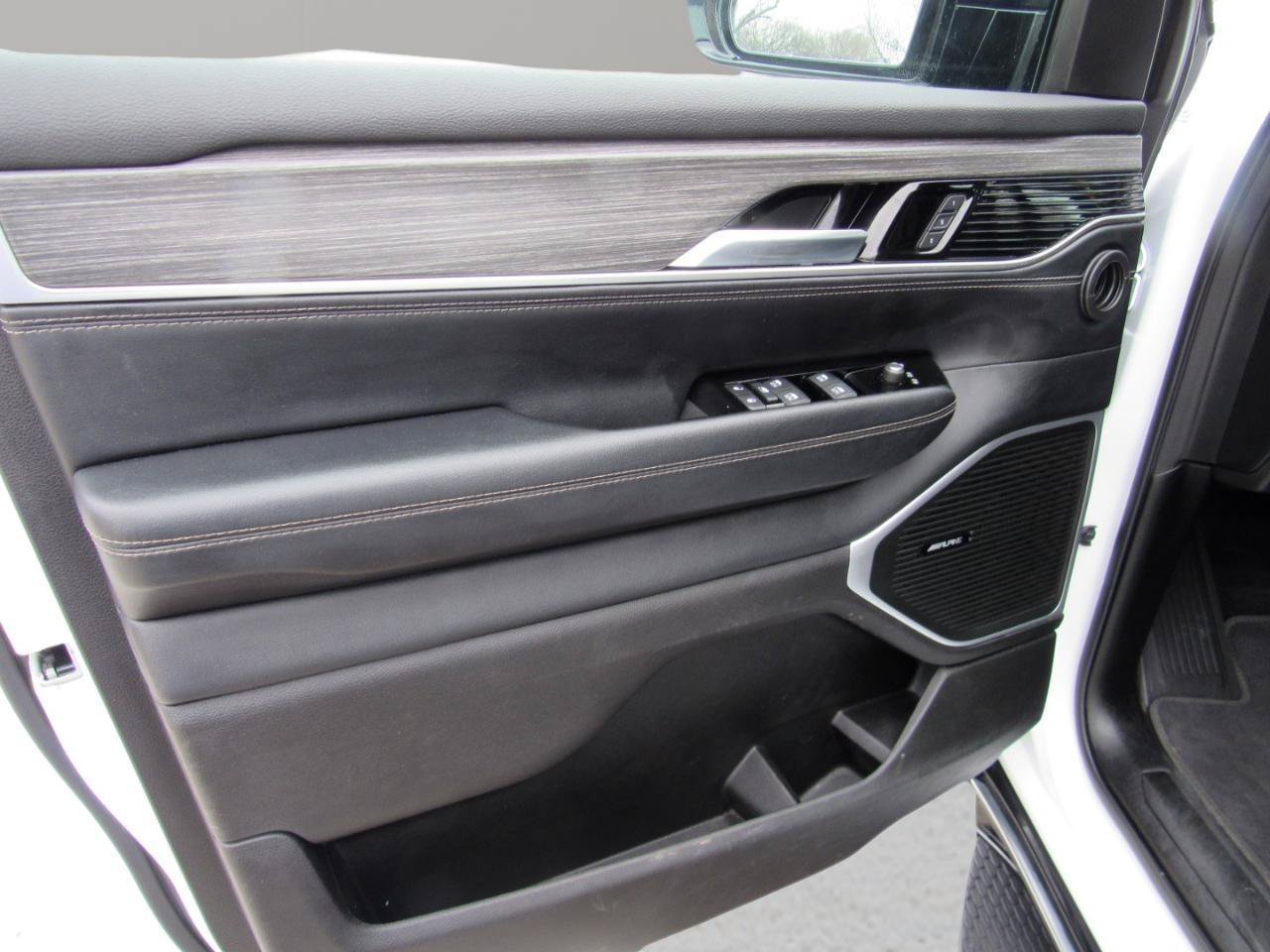 Used 2024 Jeep Wagoneer Series III AWD/4WD image 15