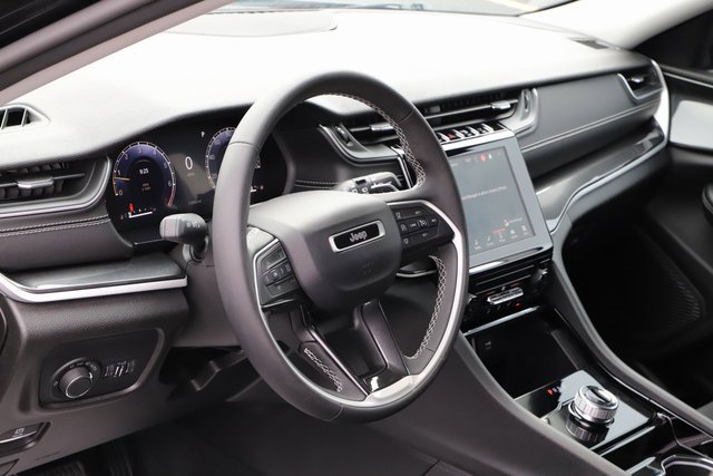 Used 2023 Jeep Grand Cherokee Laredo image 10