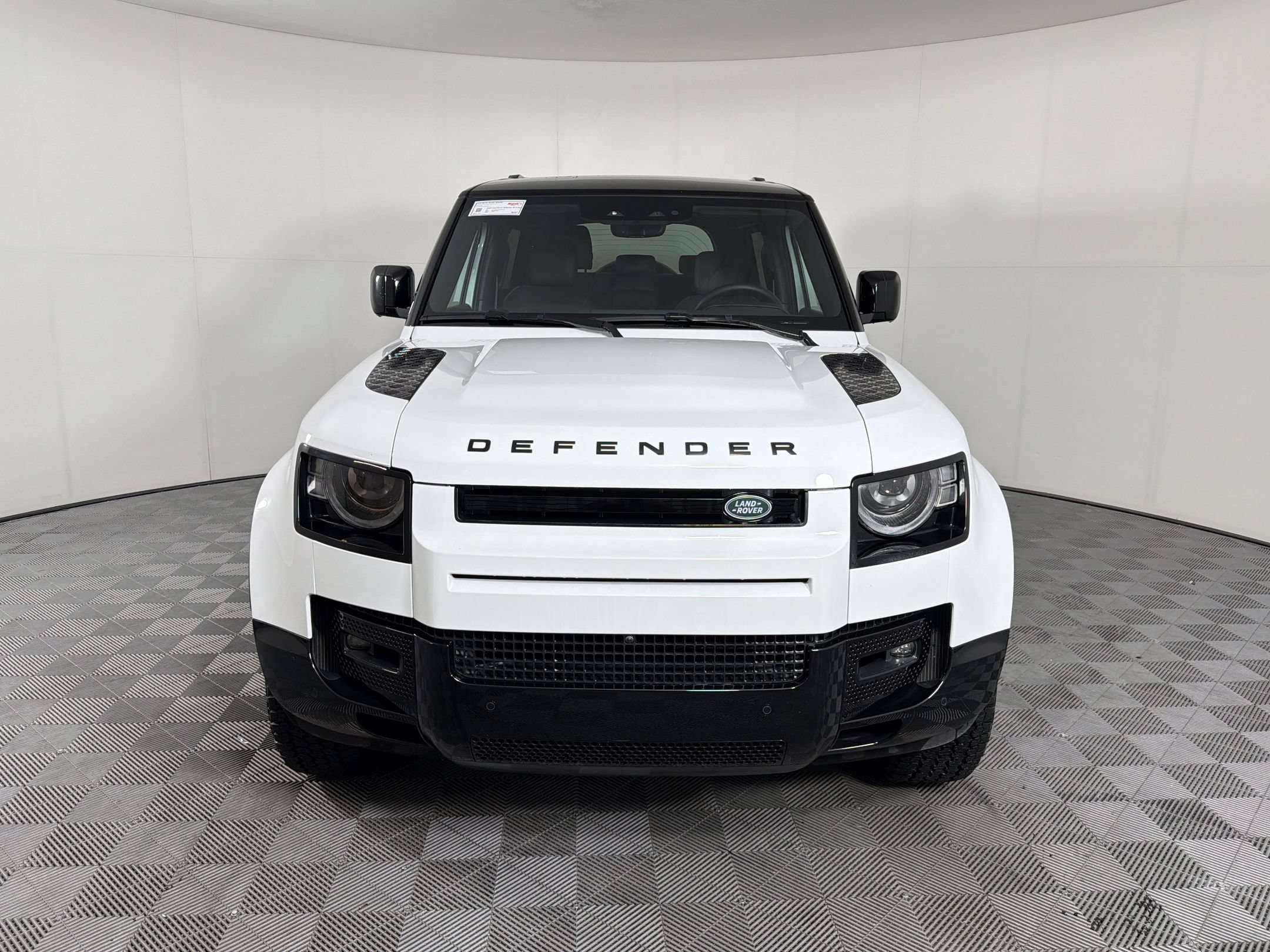 Used 2025 Land Rover Defender 90 X-Dynamic SE AWD/4WD image 5