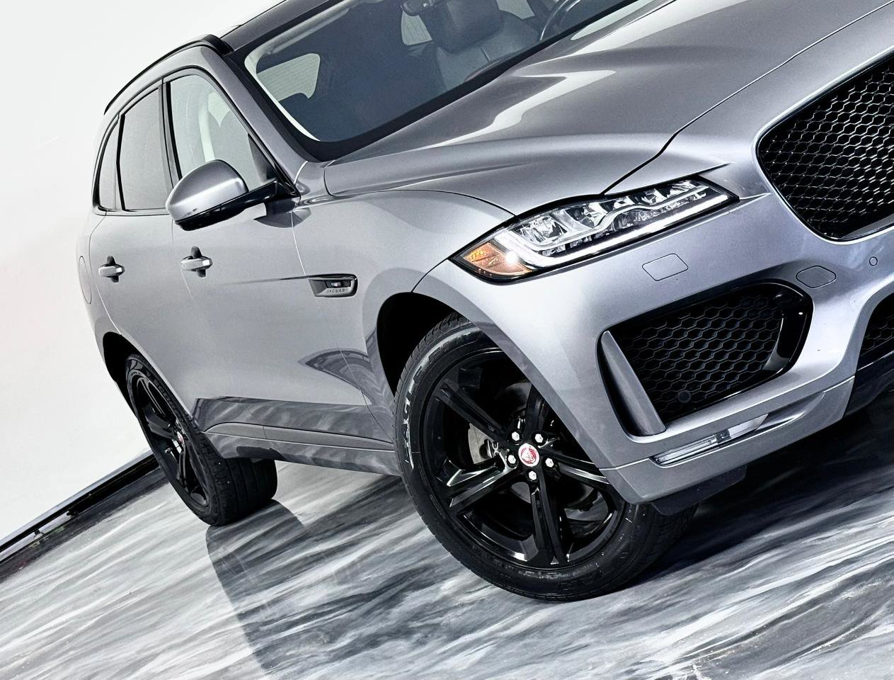 Used 2020 Jaguar F-PACE Checkered Flag image 4