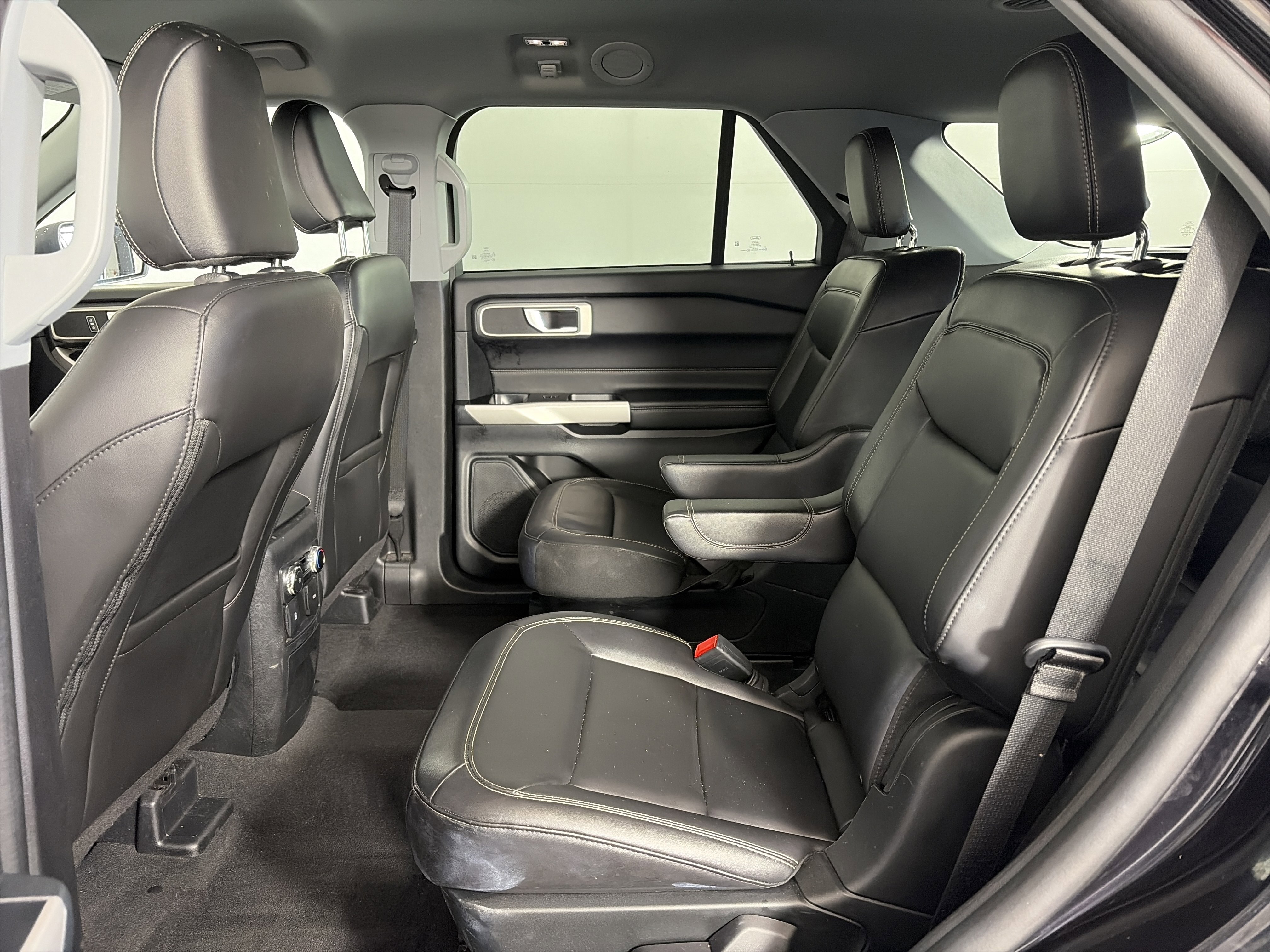 Used 2022 Ford Explorer XLT w/ Equipment Group 202A image 7