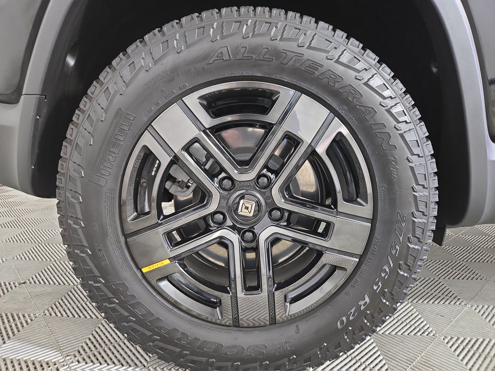 Used 2025 Rivian R1S Adventure AWD/4WD image 12