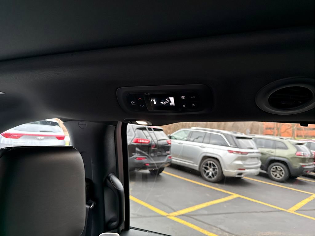 Used 2024 Chrysler Pacifica Limited w/ S Appearance Package image 34