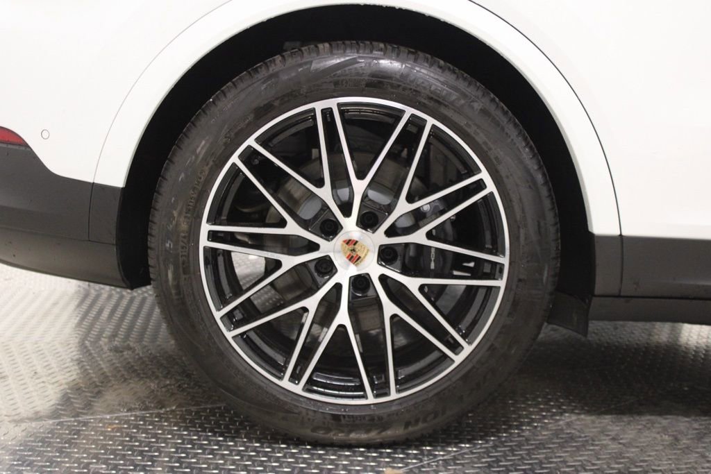 Certified 2025 Porsche Cayenne image 9