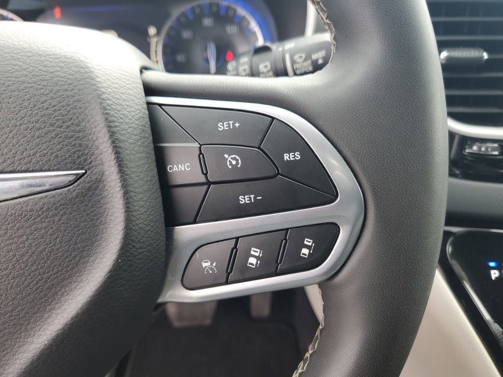 Used 2022 Chrysler Pacifica Touring-L FWD image 16