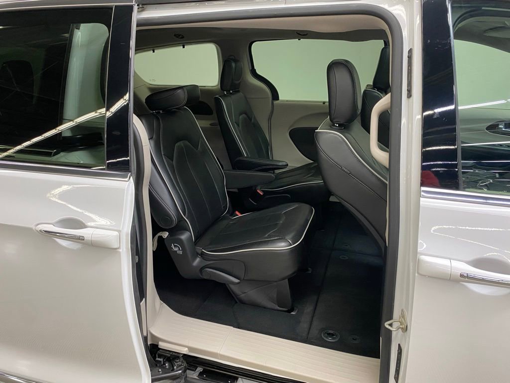 Used 2023 Chrysler Pacifica Limited image 9