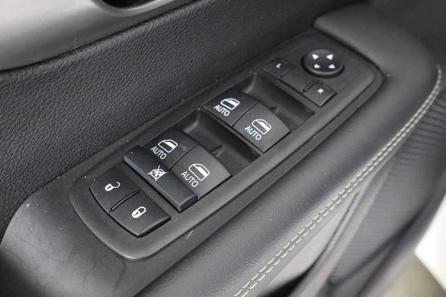 Used 2025 Chrysler Pacifica Select AWD/4WD image 16