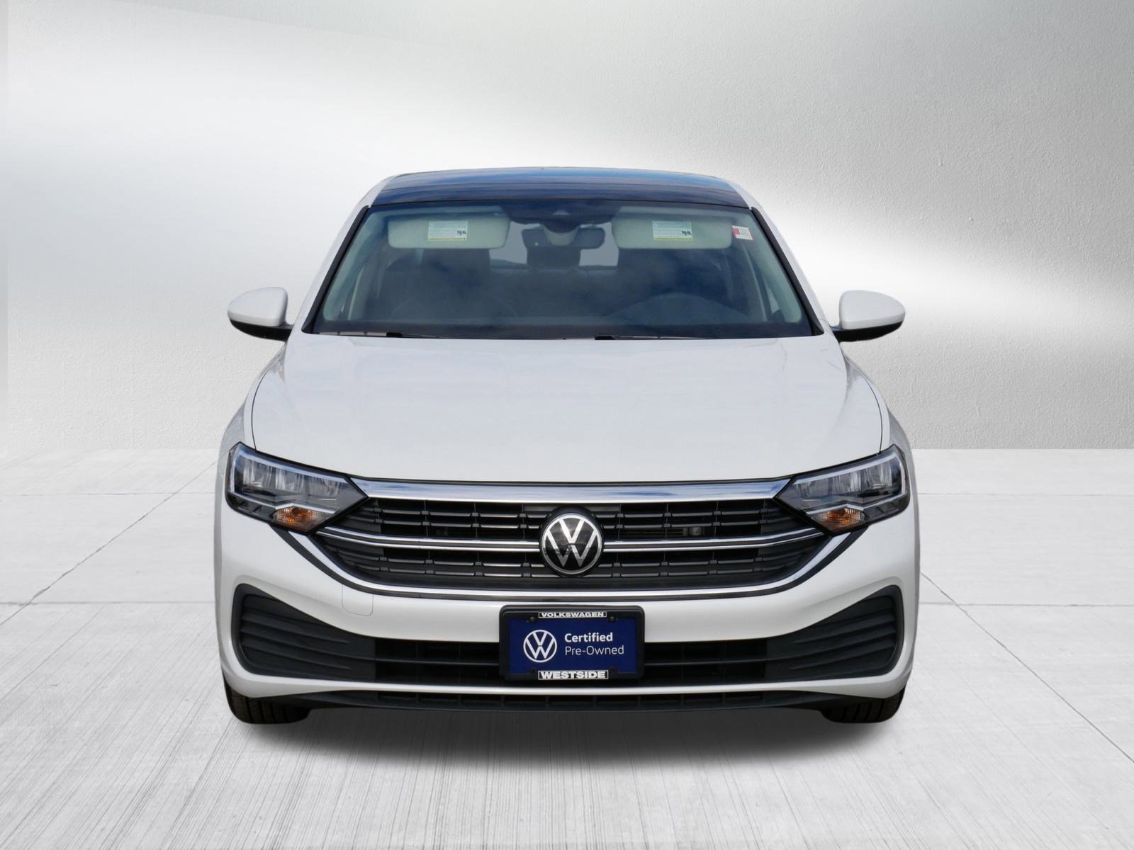 Certified 2022 Volkswagen Jetta SE w/ Panoramic Sunroof Package image 2