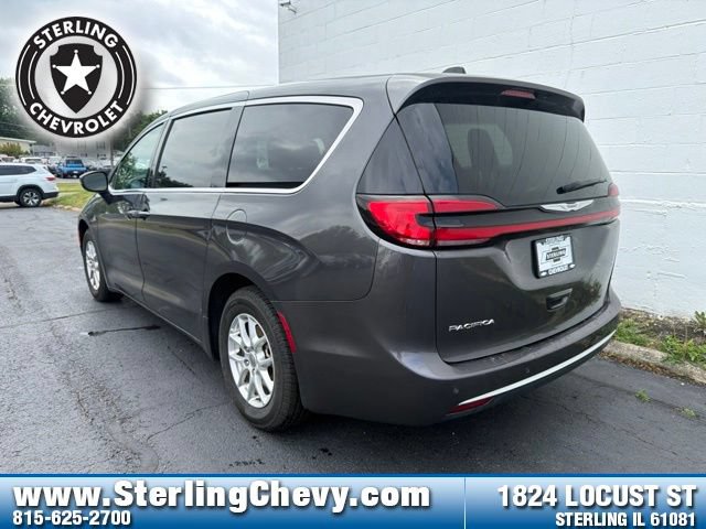 Used 2023 Chrysler Pacifica Touring-L FWD image 3