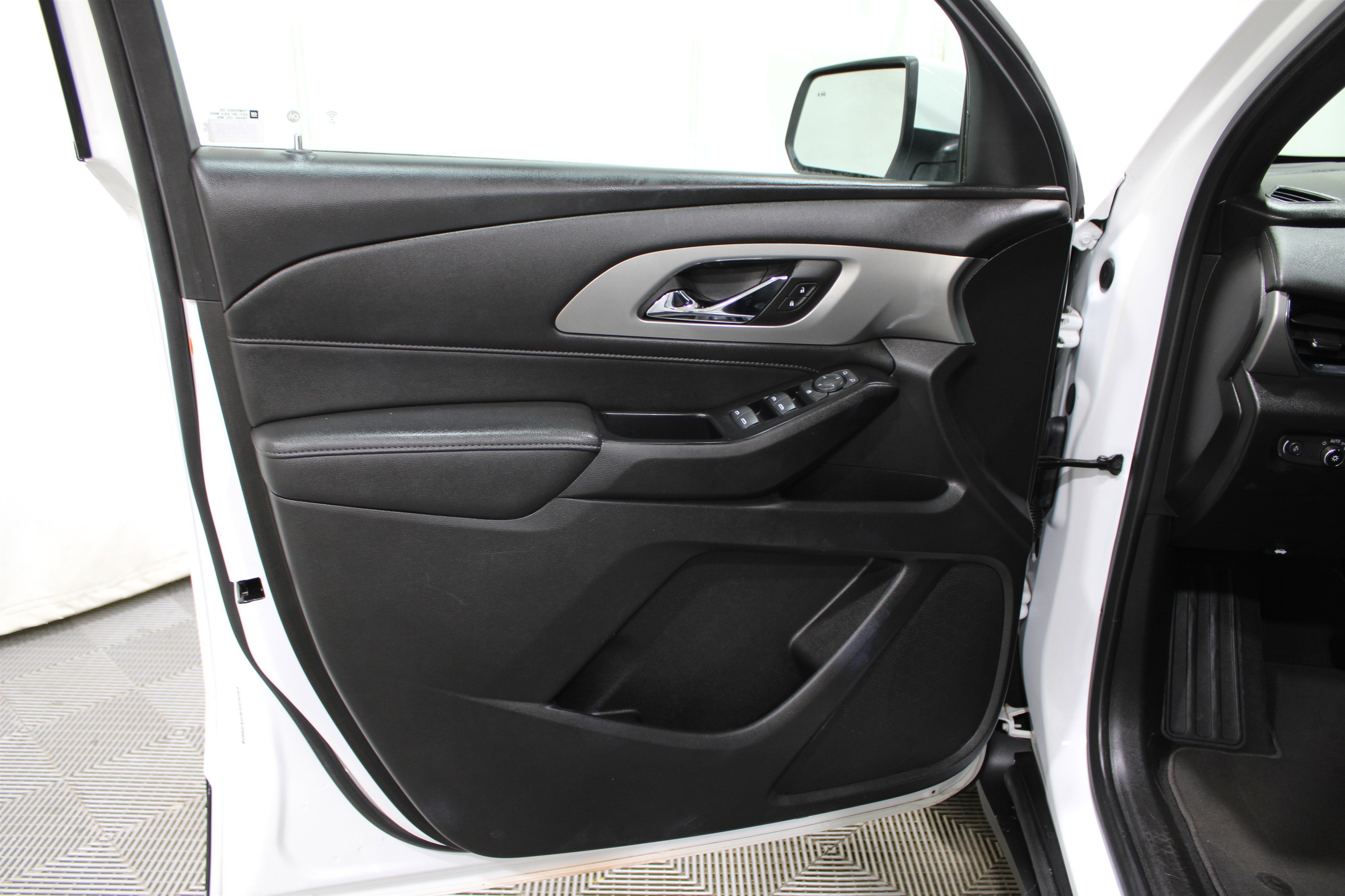 Used 2023 Chevrolet Traverse LT image 6