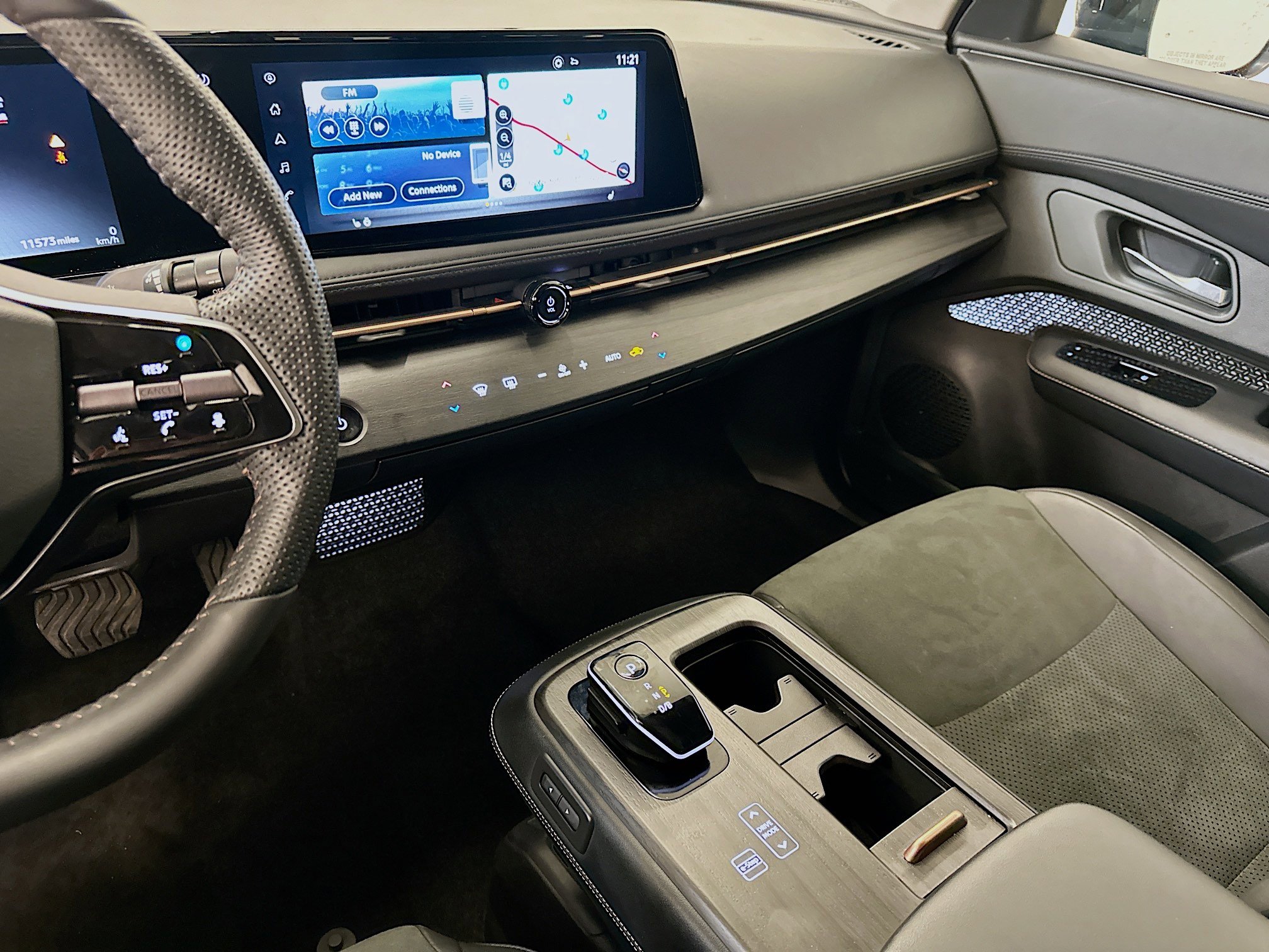 Used 2024 Nissan Ariya AWD image 26