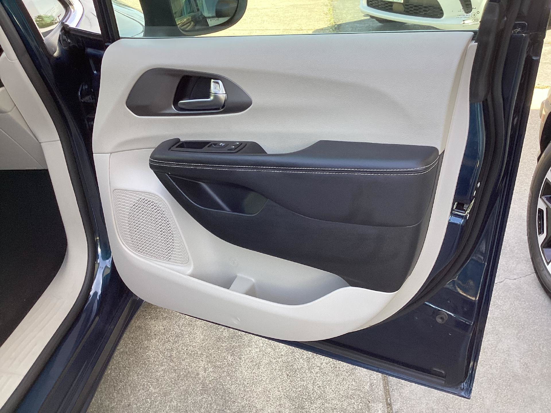 Used 2023 Chrysler Pacifica Touring-L FWD image 13