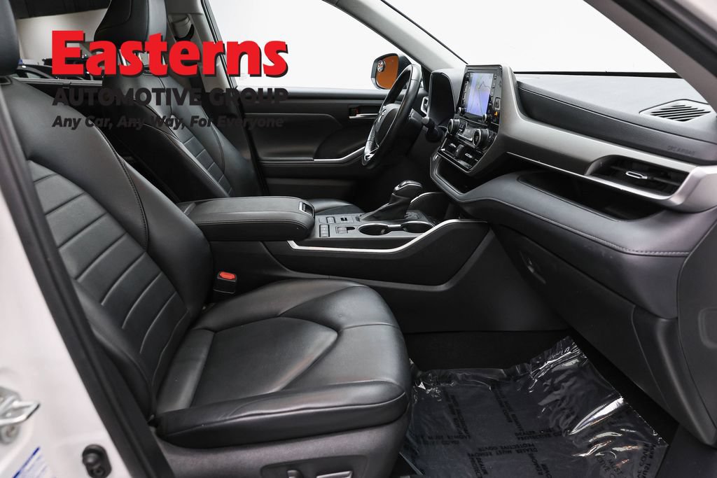 Used 2021 Toyota Highlander XLE AWD/4WD image 25