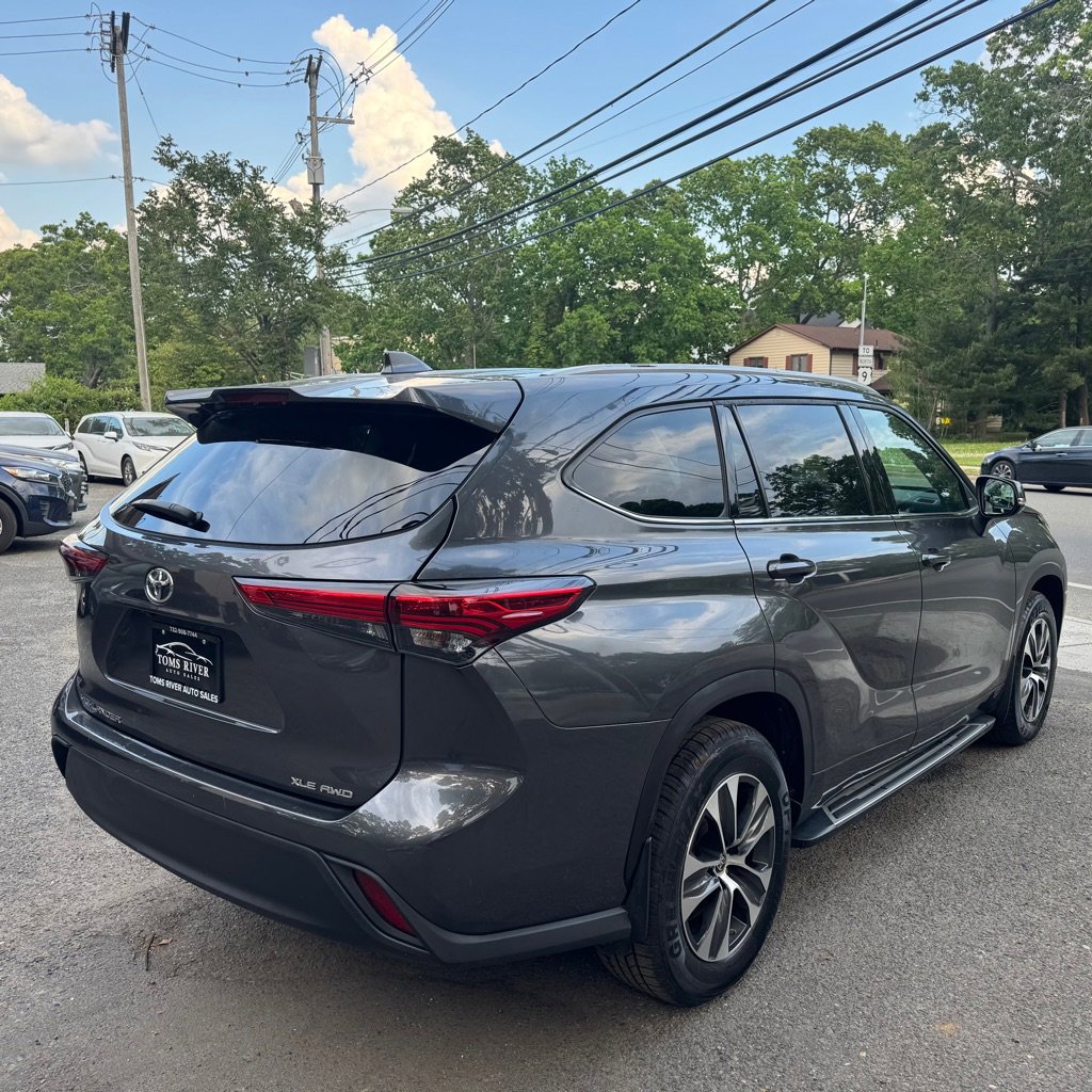 Used 2022 Toyota Highlander XLE AWD/4WD image 5