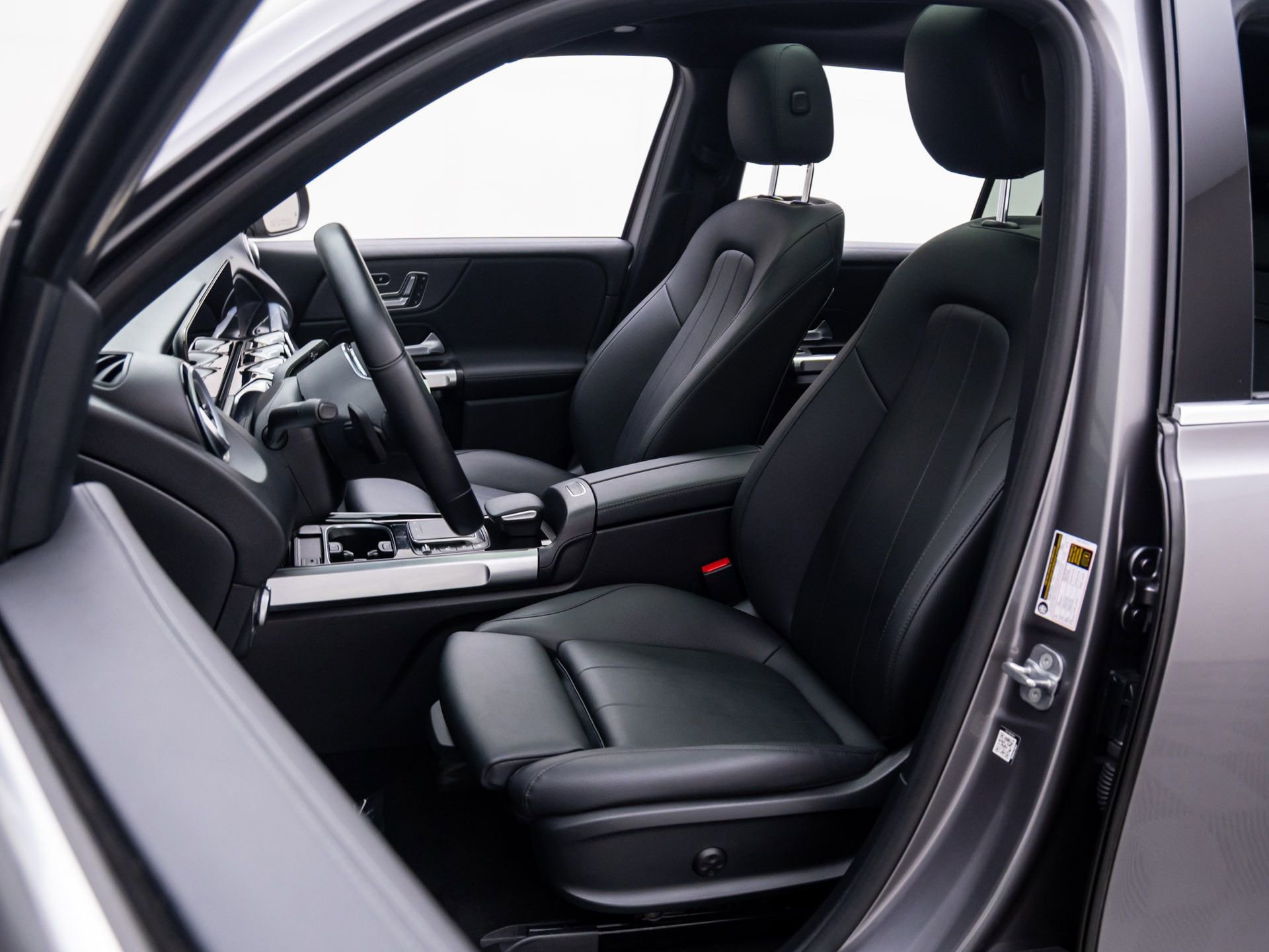 Used 2023 Mercedes-Benz EQB 300 4MATIC w/ Exclusive Package image 16