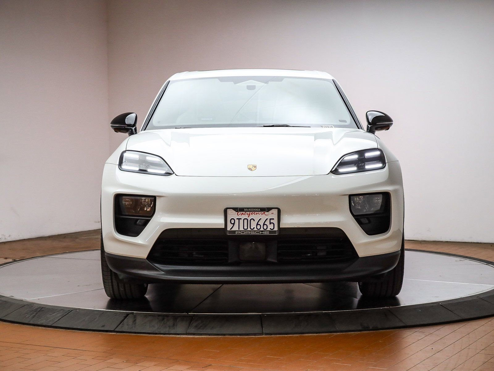 Certified 2025 Porsche Macan Electric image 13